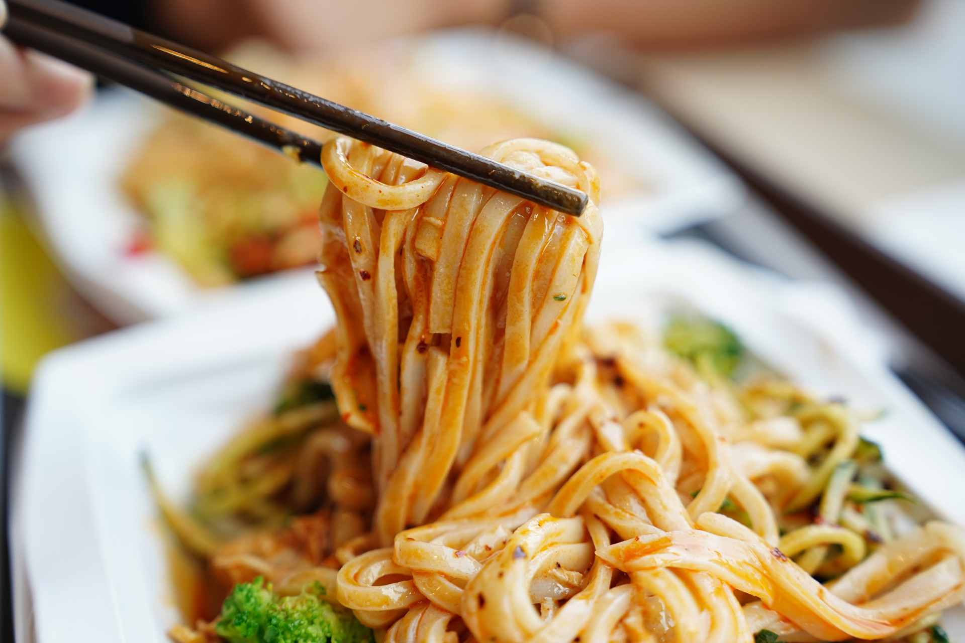 负债夫妻开面馆，靠“免费小面”拿下周围顾客，一年开8家分店